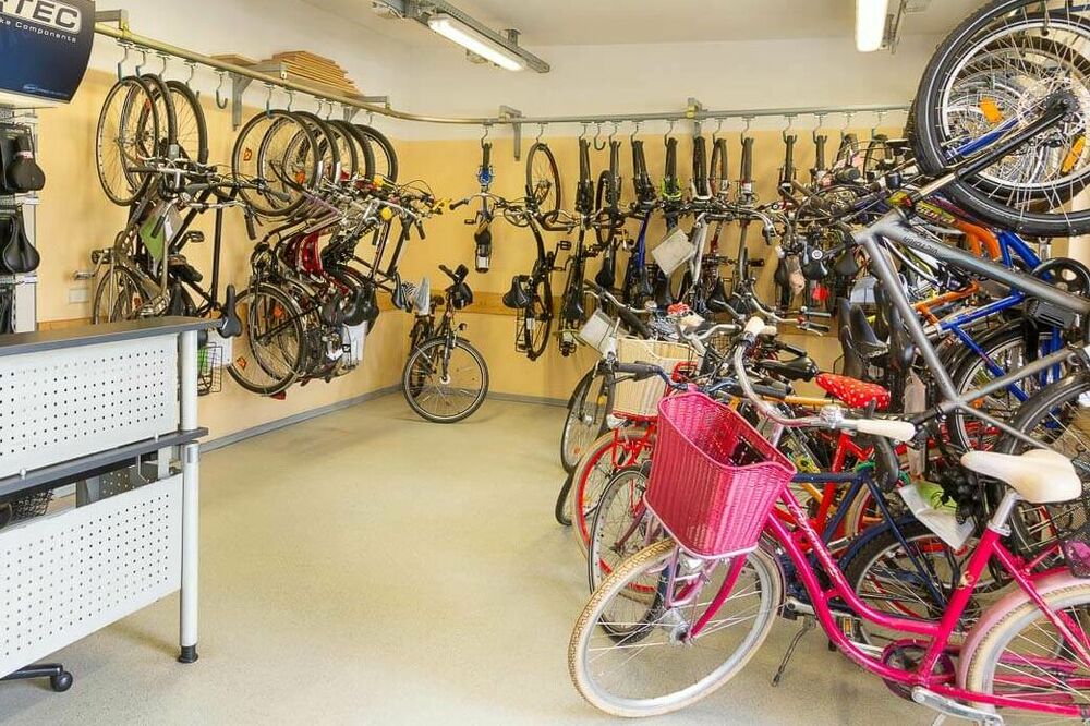 Blick in den Verkaufsraum mit vielen gebrauchten Fahrrädern, die an den Wänden stehen und hängen