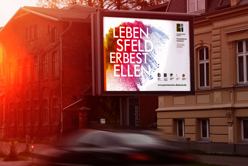 Eine große bedruckte Werbefläche an einer Straße