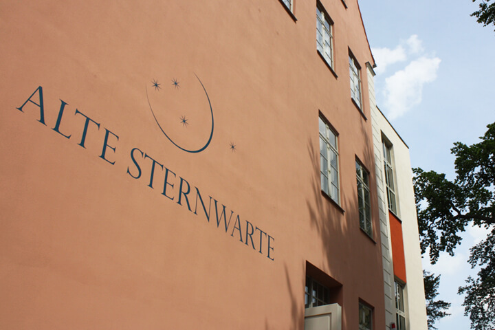 Schriftzug Alte Sternwarte an einer Backsteinwand
