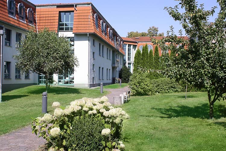 Gebäude des Gertraudenstifts Demmin mit Rasenfläche auf der Rückseite