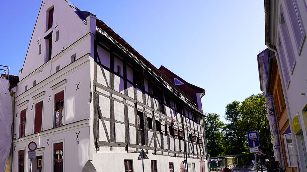 Ein altes Fachwerkhaus mit Holzleisten