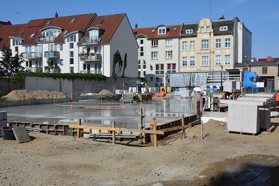 Eine große graue und nasse Betonschicht auf dem Boden