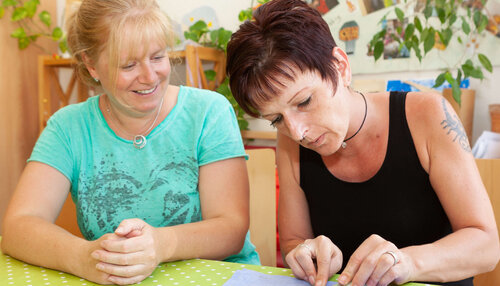 Zwei Frauen am Tisch