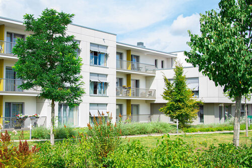 Gebäude des Senioren und Wohnzentrums vom Parkplatz aus gesehen