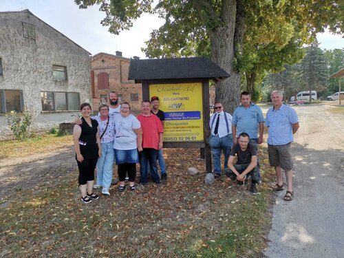 Die Arbeitsgruppe steht unter einem Baum zusammen