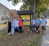 Die Arbeitsgruppe steht unter einem Baum zusammen