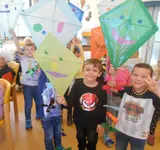 Kinder mit ihren fertigen Drachen