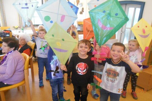 Kinder mit ihren fertigen Drachen