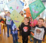 Kinder mit ihren fertigen Drachen