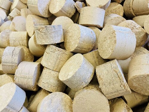 Ein Stapel von ausgefrästen Briketts aus Buchenholz