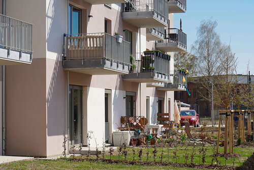 Mehrere Balkone und Terrassen auf der Südseite der Anlage