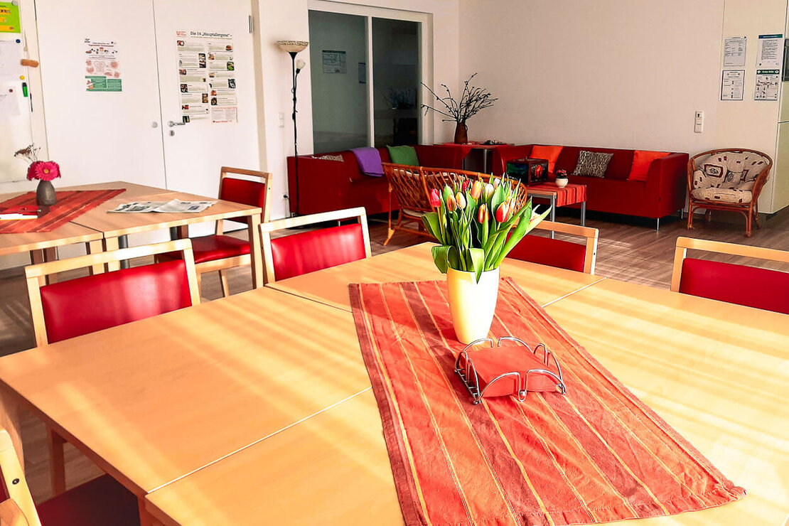 Licht scheint auf einen Tisch mit Blumen in der Tagesgruppe Sonnenseite in Demmin