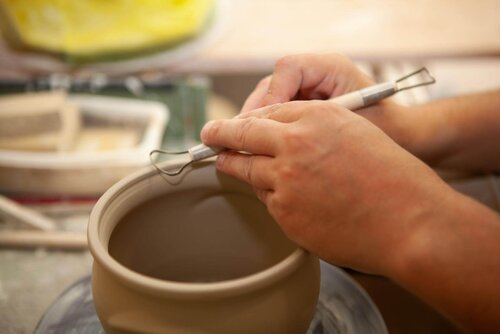 Nahaufnahme einer Toepferarbeit