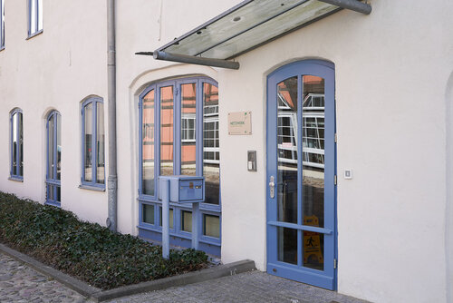 Außenansicht des Tagungsraumes mit Tür und ebenerdigem Eingang