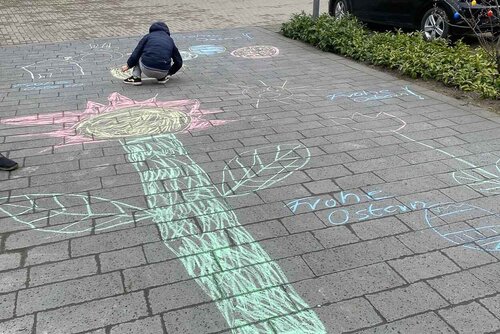 Ein junge Mal mit Kreise auf einem Pflaster