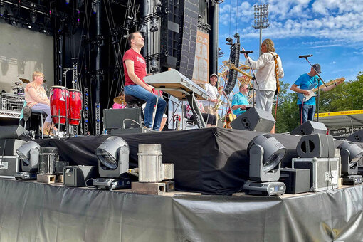 Die Band Seeside steht mit ihren Instrumenten auf einer großen Konzertbühne mit 