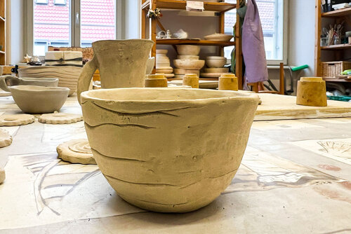 Ein Tongefäß steht auf einem Arbeitstisch in der Tagesgruppe Steg in Greifswald