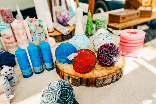 Verschiedene bunte Kerzen unterschiedlicher Form und Größe 