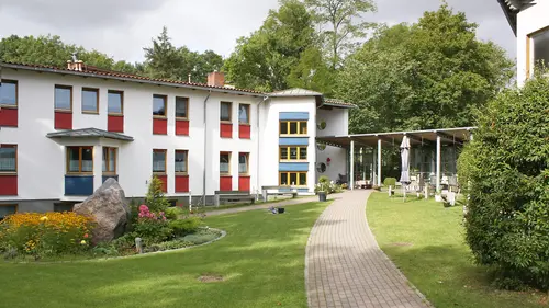 Ein Weg zum Gebäude des Psychiatrischen Pflegewohnzentrums