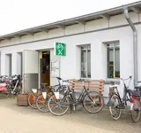Das Gebäude der Fahrradwerkstatt von außen und davor einige Fahrräder