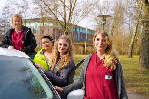 Einige Pflegefachkräfte stehen am Pflegeauto