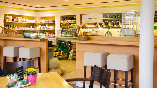Hofladen und Café Ostseeländer Bar mit Barhockern und Tisch