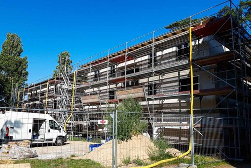 Um den Rohbau ist noch ein Gerüst angebracht und ein Absperrzaun steht davor