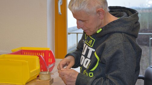 Ein Mann setzt einen Anzünder zusammen
