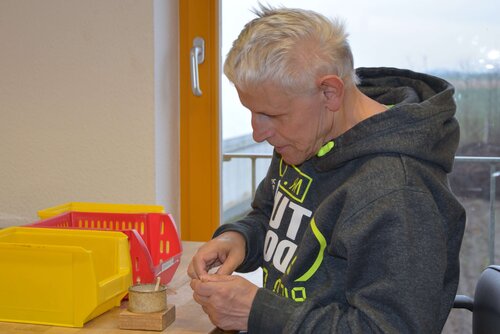 Ein Mann setzt einen Anzünder zusammen