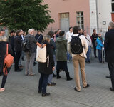 Die Teilnehmenden des Rundgangs stehen vor einem Gebäude