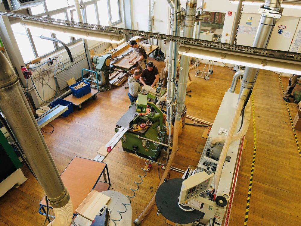 Die Produktionshalle der Tischlerei in Greifswald mit vielen Geräten zur Holzbearbeitung