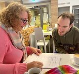 Frau Dell im Gespräch mit Herrn Siepert