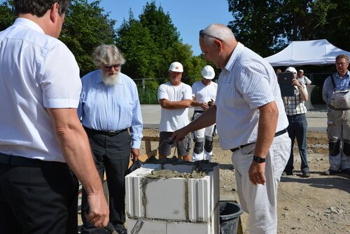 Eine große Öffnung in einem großen Stein wird mit Mörtel bestrichen