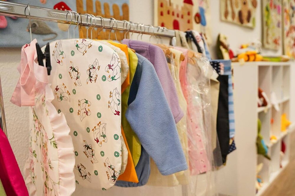 Unterschiedliche Kinderkleidung, Jacken, Pullover, Anzieher