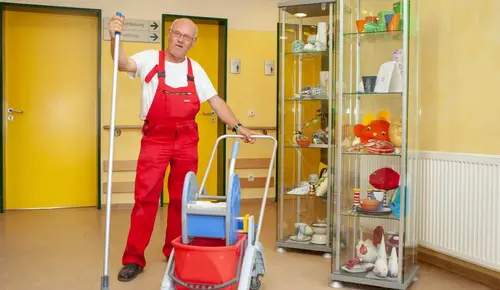 Hauswirtschaftler mit Reinigungsmaschine