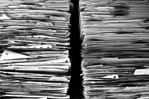 Akten stapeln sich übereinander Aktenstapel