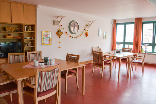 Tischgruppe zum Essen und Trinken mit Stühlen und Anrichten