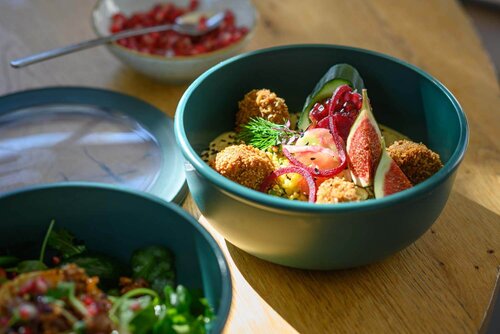 Eine Rebowl-Schale gefüllt mit dekorierter Speise