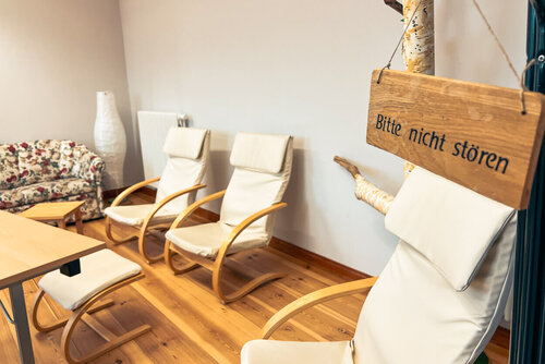 Ein Stuhlkreis mit bequemen Sesseln in der Tagesgruppe Greifswald