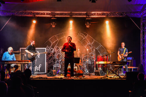 Die Band auf der Bühne mit vielen Instrumenten