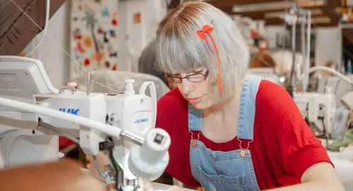 Frau an Nähmaschine