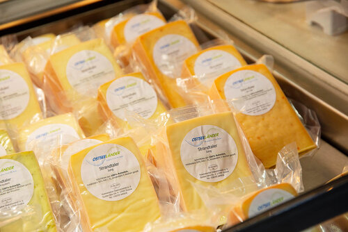 Verschiedene verpackte Schnittkäse-Stücke der Sorte Strandtaler