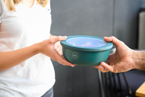 Eine Rebowl-Schale wird überreicht