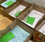 Mehrere Kästen mit persönlichem Anschreiben und Lernmaterial stehen nebeneinander
