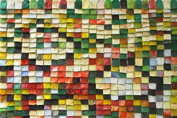 Ein Mosaik-Teppich aus Teebeuteln