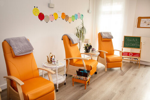 Drei Sessel stehen im Raum der Tagespflege in Demmin