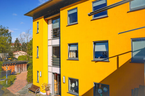 Ein Wohnhaus mit drei Stockwerken