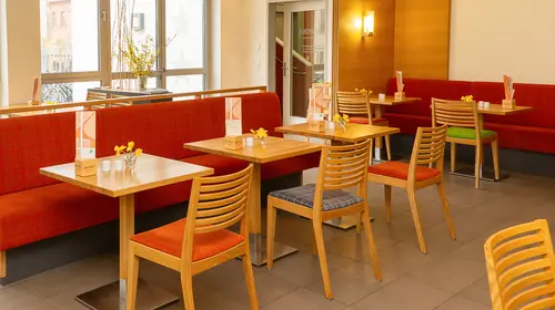 Gastraum des BioBistro Alte Sternwarte mit Blick nach draußen