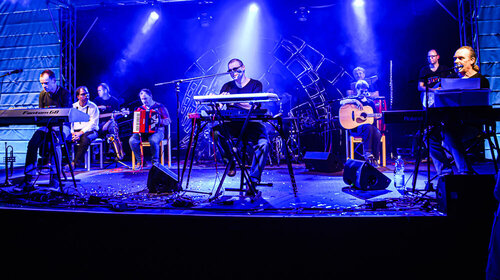 Die Band auf der Bühne bei einem Konzert