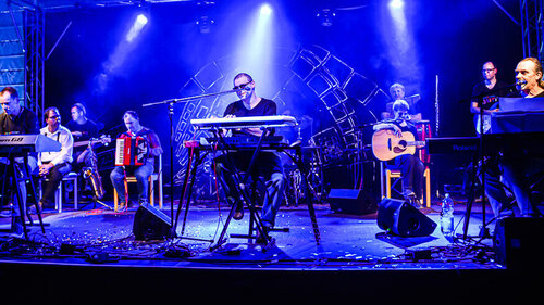 Die Band auf der Bühne bei einem Konzert